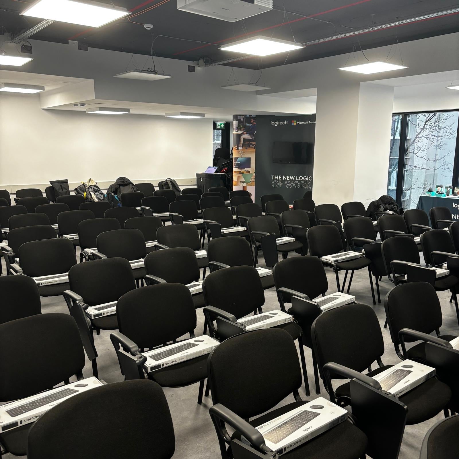 Aplicații Practice în Istoria Digitală — Logitech & Microsoft