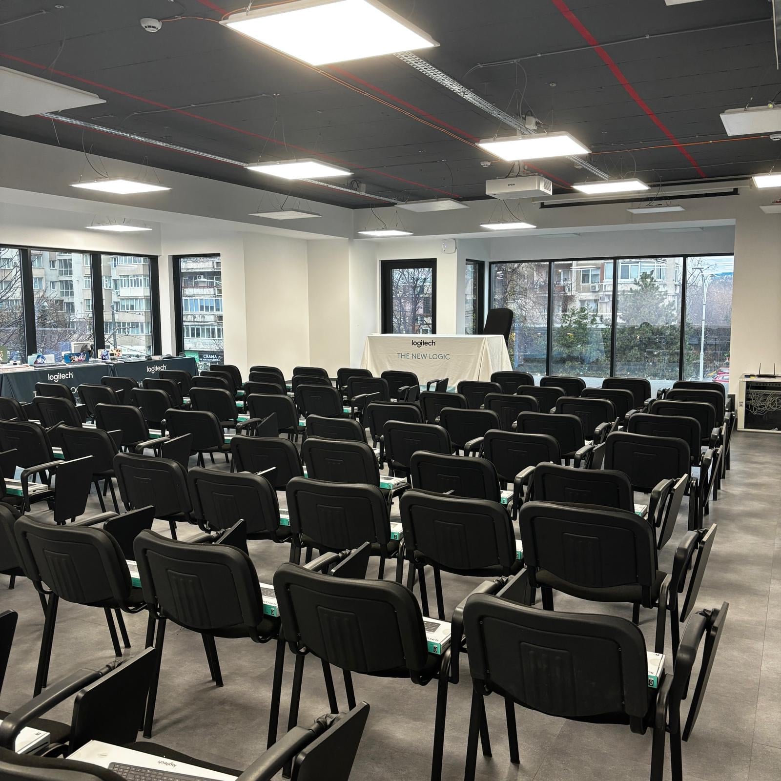 Aplicații Practice în Istoria Digitală — Logitech & Microsoft
